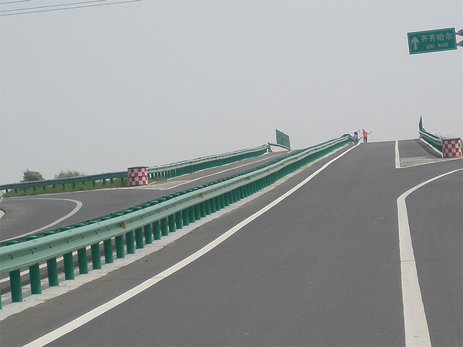 东方高速公路护栏的材质与规格