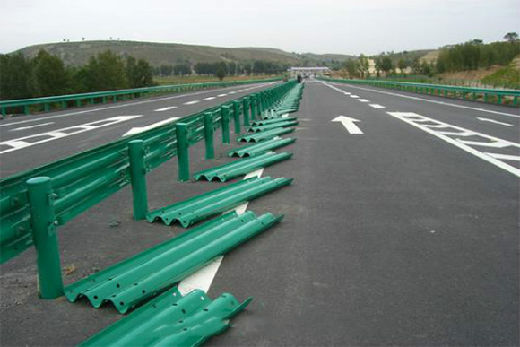 东方波形护栏的维护与管理确保道路安全的关键步骤